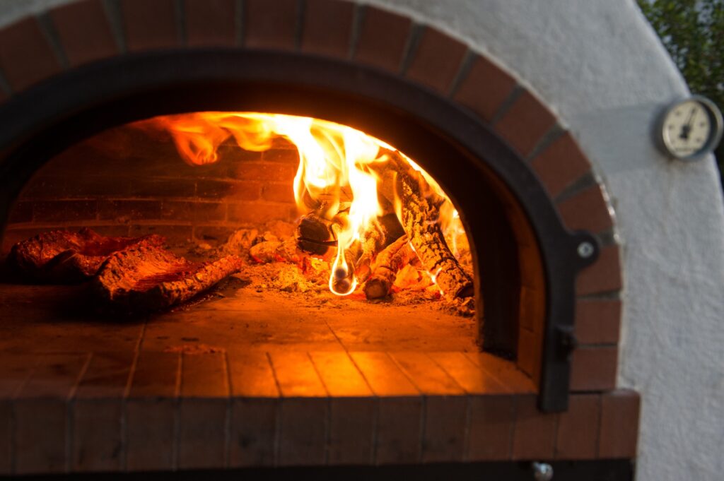 Feu dans un four à bois en briques