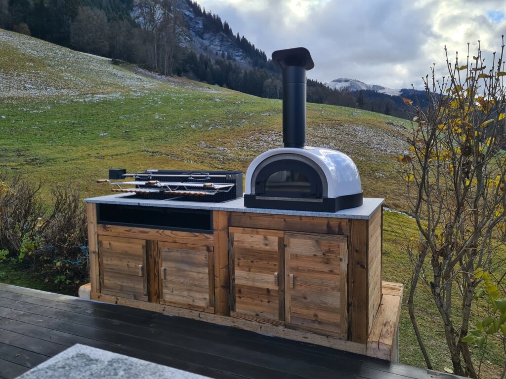 Cuisine exérieure avec un four à bois desgin Alf