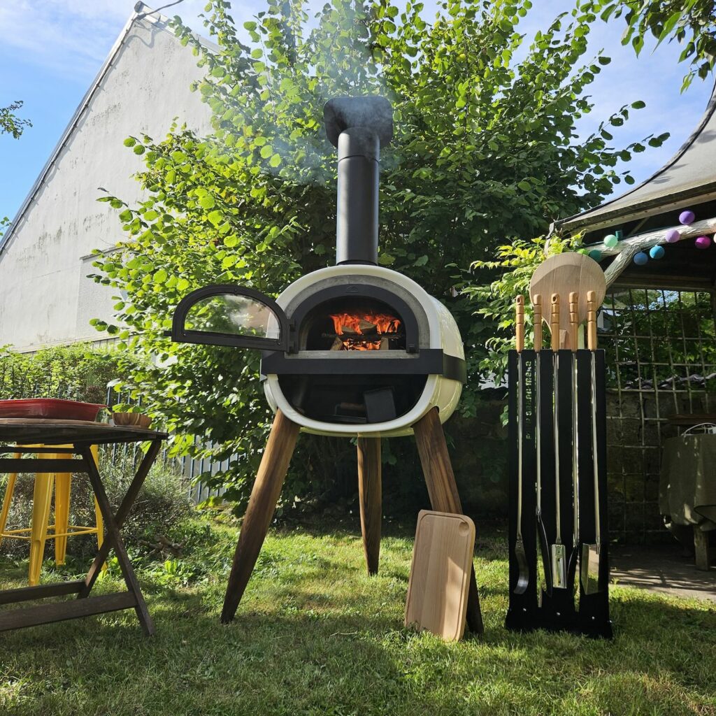 Four à bois contemporain en extérieur avec ses accessoires