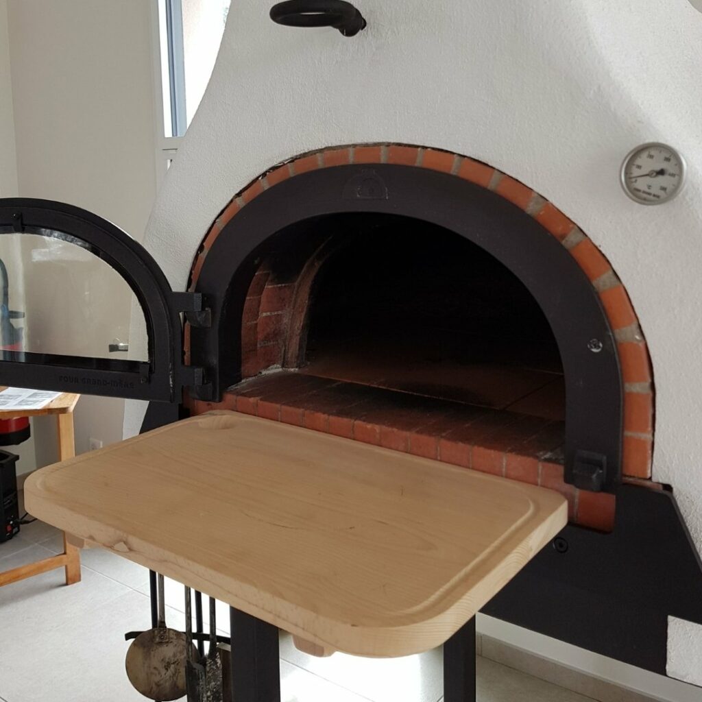 Support frontal intégré pour faciliter la pose d’une planche à découper