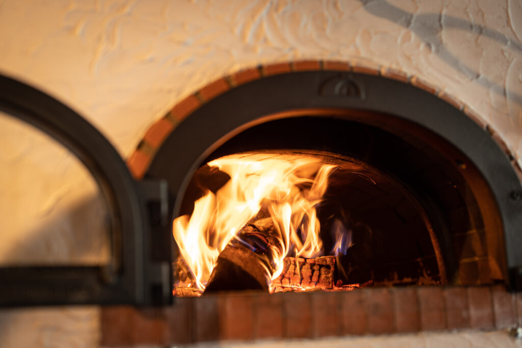 Photo d'un feu dans un four à bois en briques