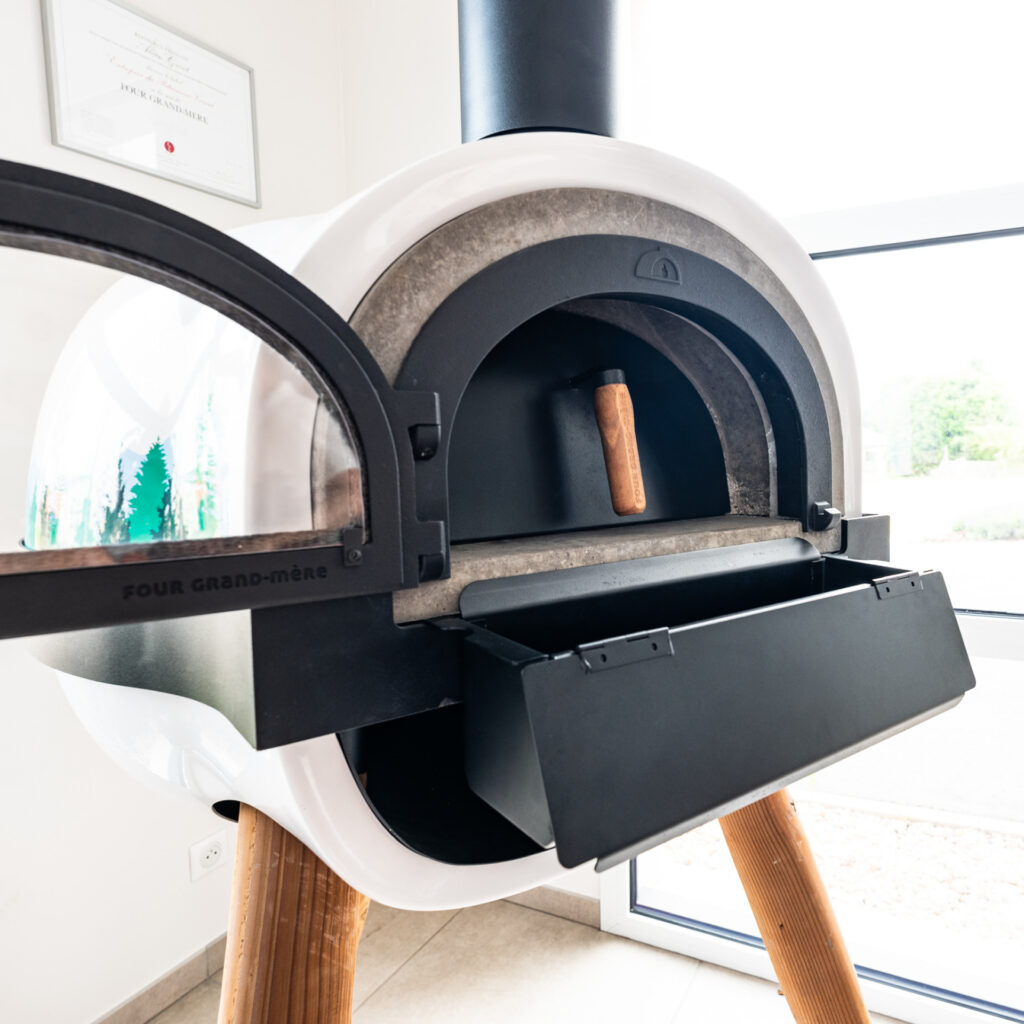 Four à bois design avec porte isolante et cendrier