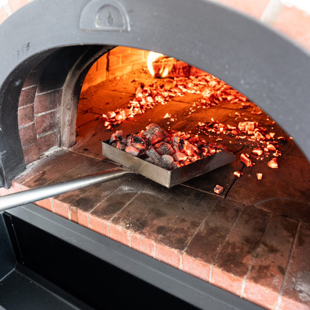 Photo pelle à braises four à bois