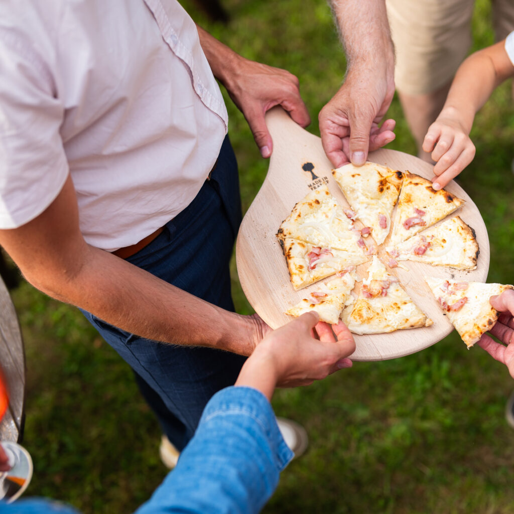 Photo tarte flambée partagée en famille