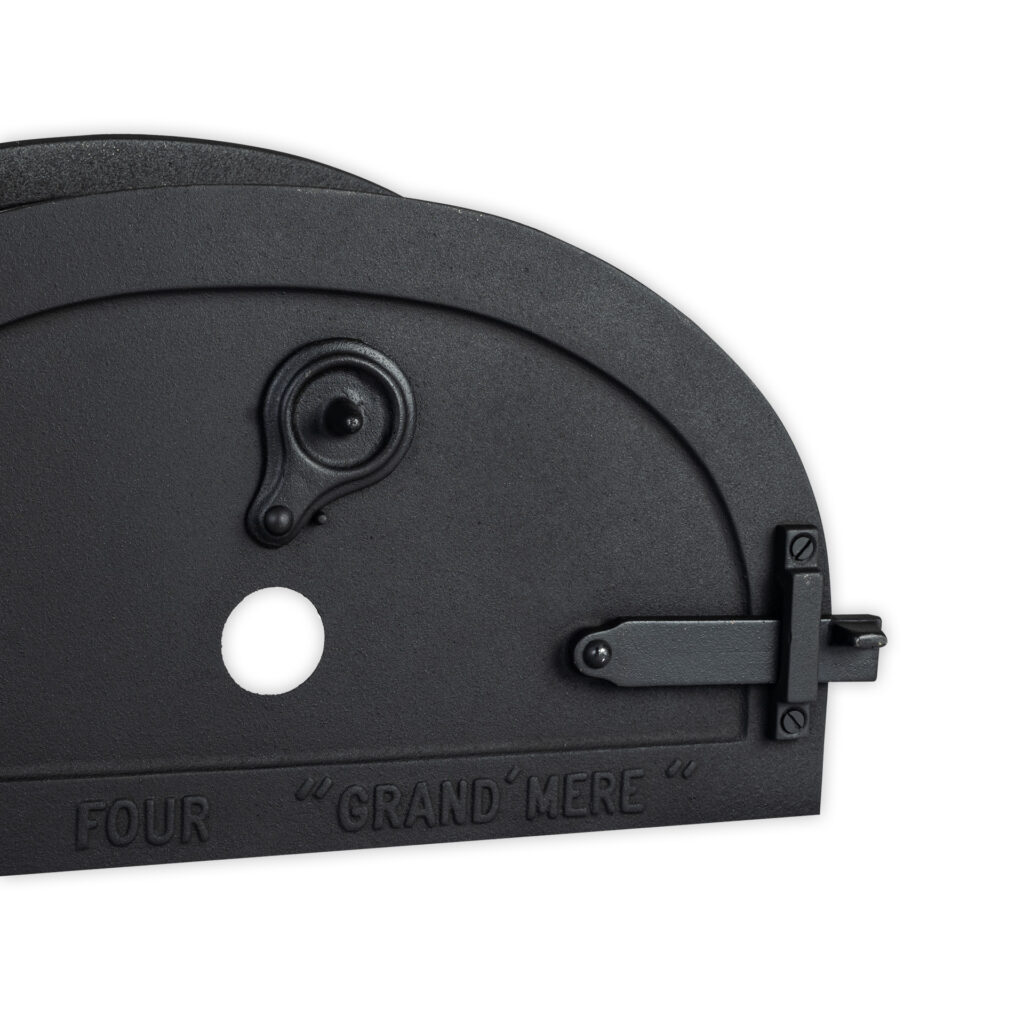 Detail porte en fonte de four oeilleton ouvert