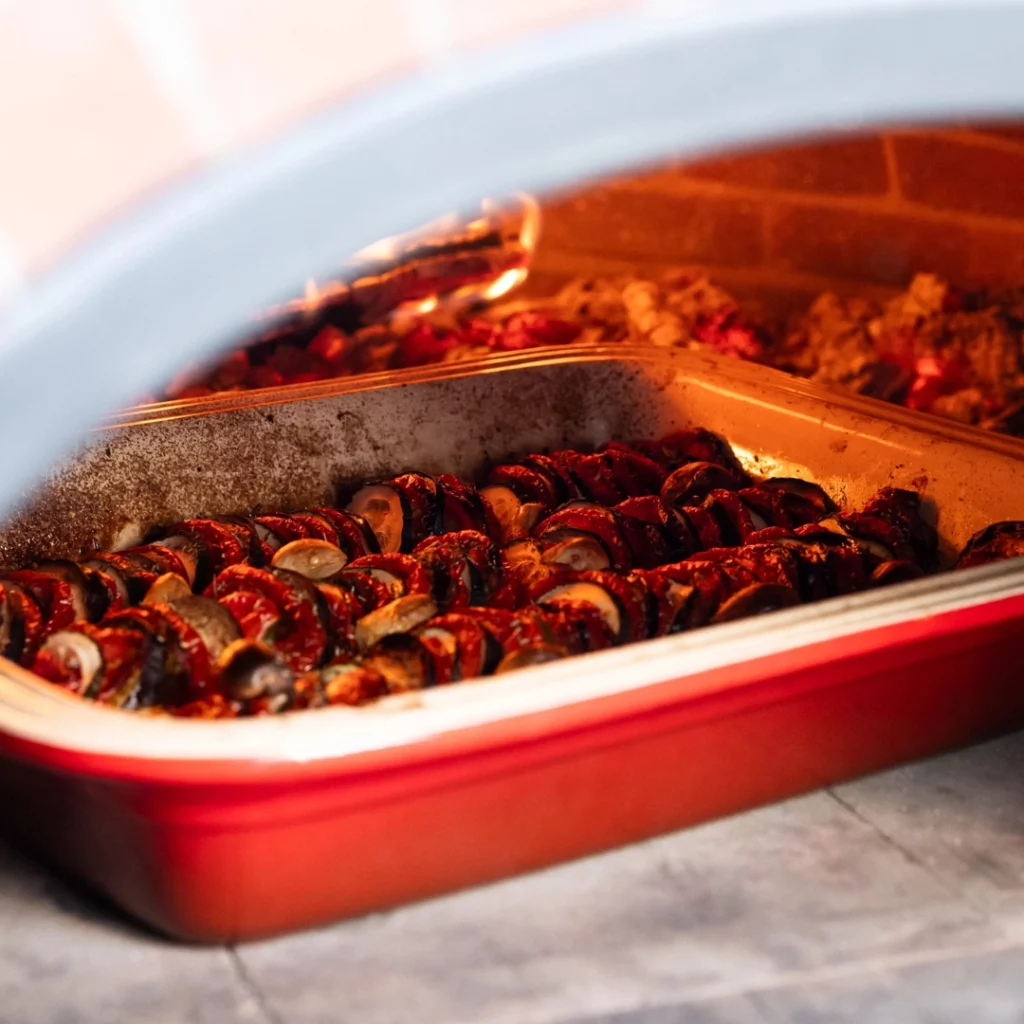 gratin de légumes en cuisson dans un four à bois