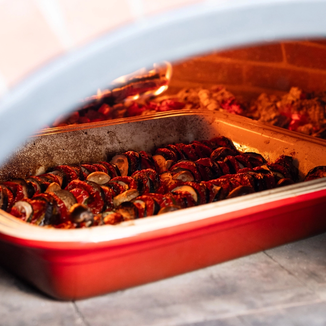 gratin de légumes en cuisson dans un four à bois
