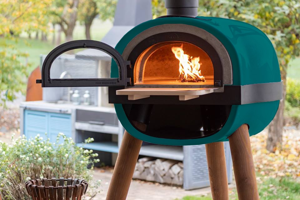 Four à bois design Alfred bleu d'eau en extérieur