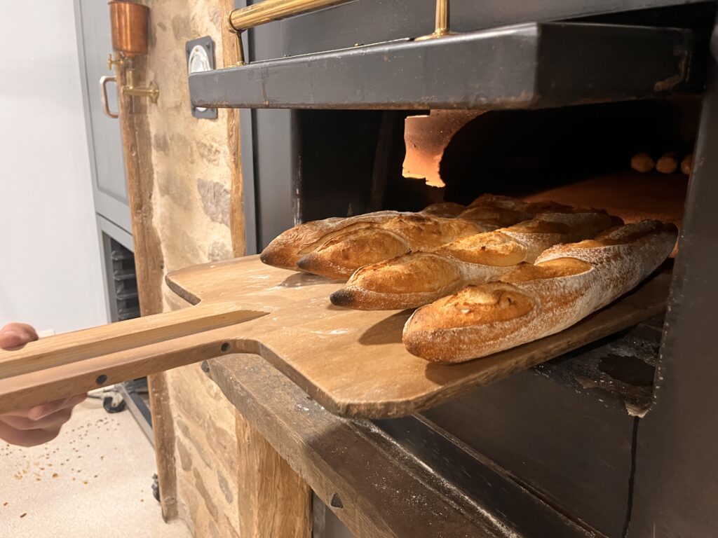 Baguettes de pain sorties d'un four à bois boulangerie