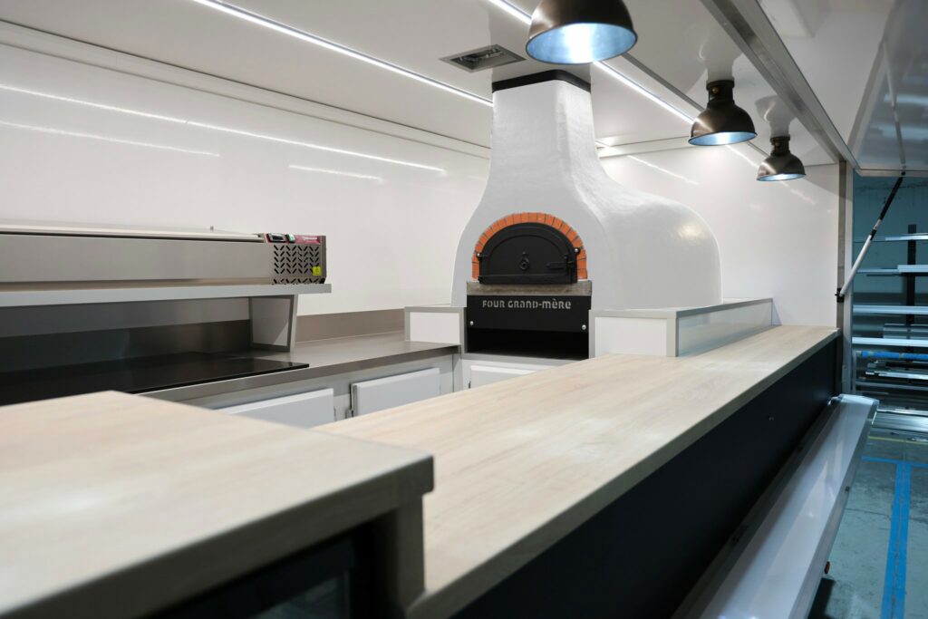 four à bois grand mere dans un camion foodtruck