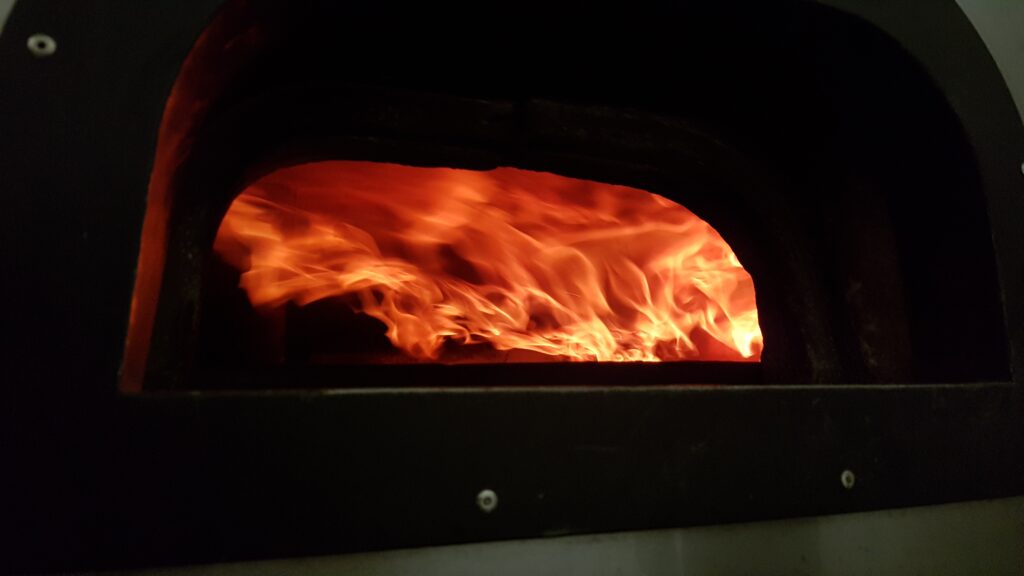 flammes dans un foyer de four à bois industrie