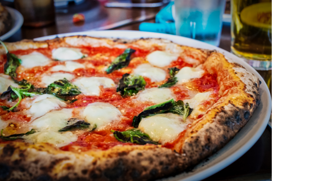 pizza sur assiette cuite au feu de bois