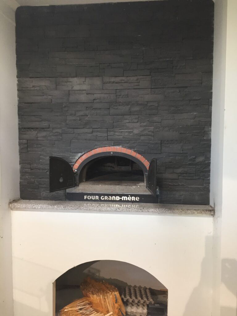 four à bois grand mere dans une pizzeria