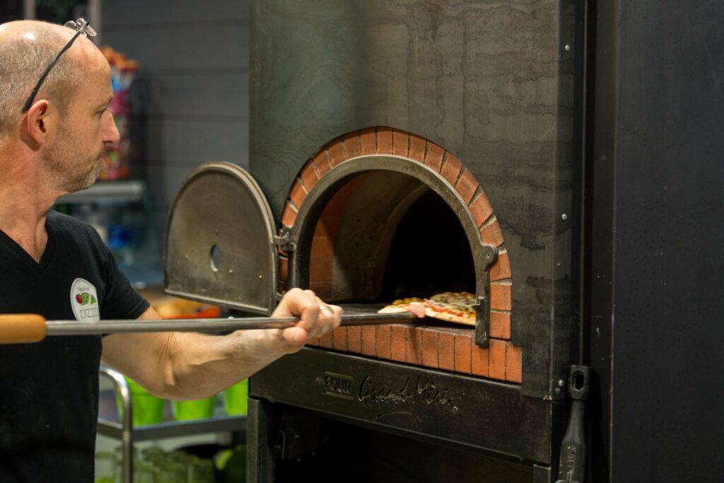 pizza défournée d'un four à bois