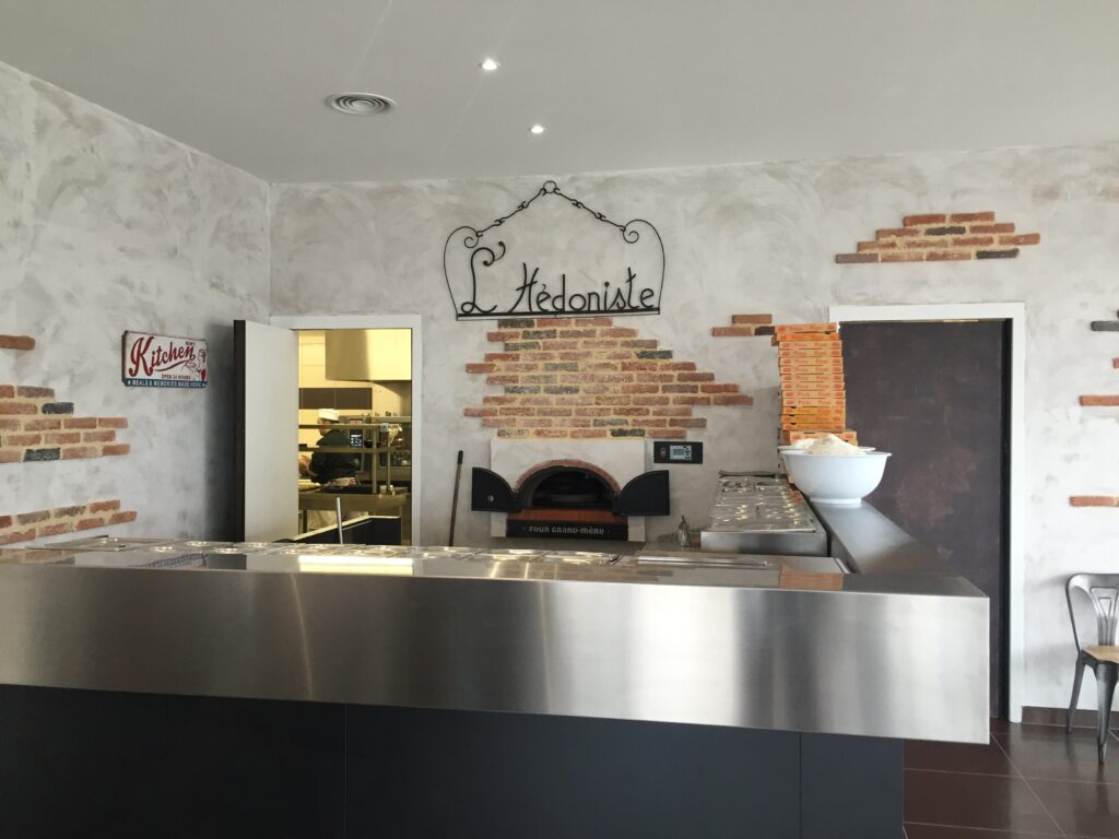 four à bois professionnel dans une pizzeria l'hédoniste