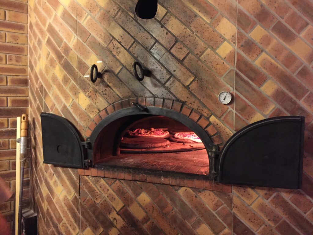 four à pizza sole rotative avec plateaux tournants à bois localisé à santa monica