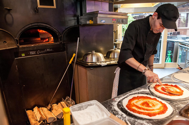 Photo dans une pizzeria avec un four à bois professionnel grand mere