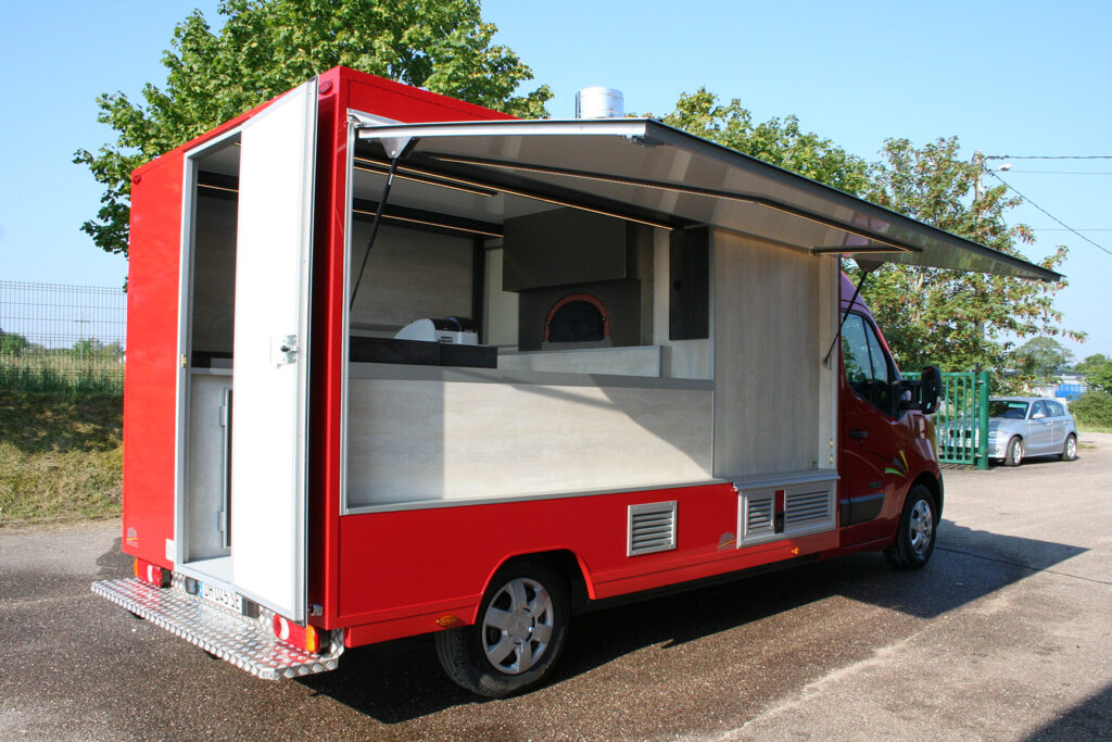 four grand-mère dans un camion à pizzas