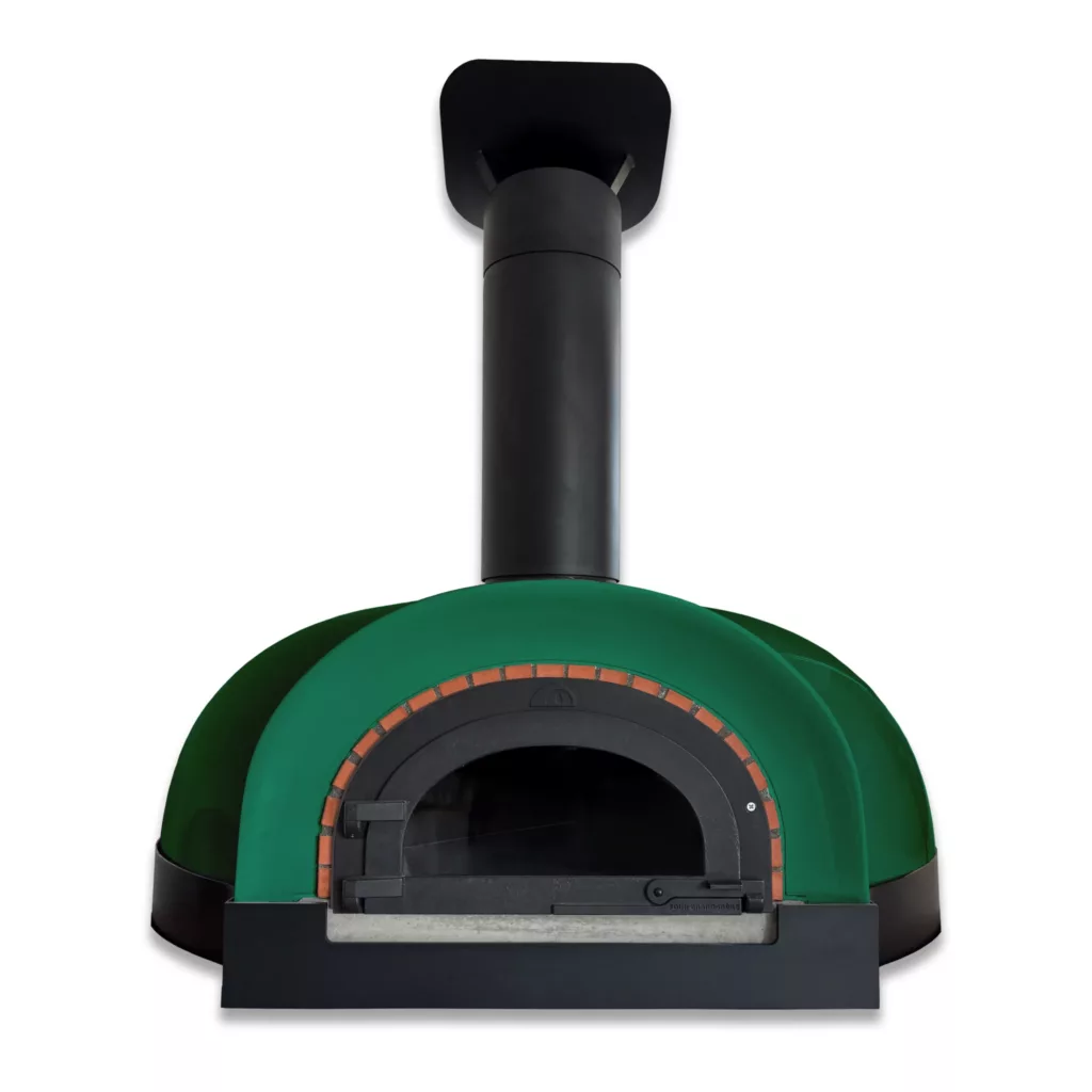 four à bois extérieur vert forêt avec porte noire et conduit de cheminée