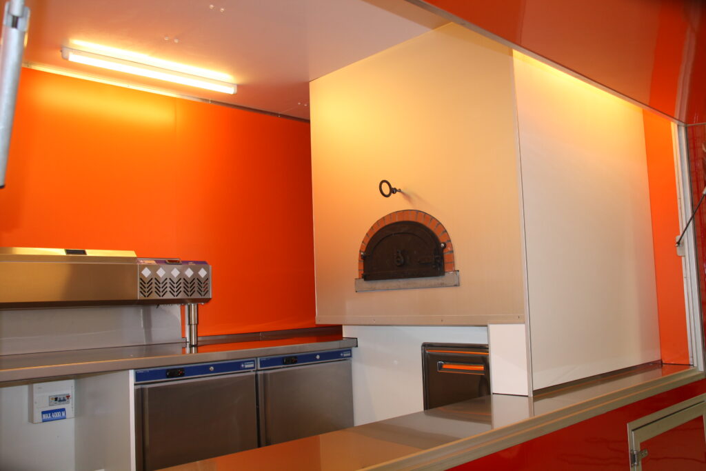 four à pizza dans un camion foodtruck