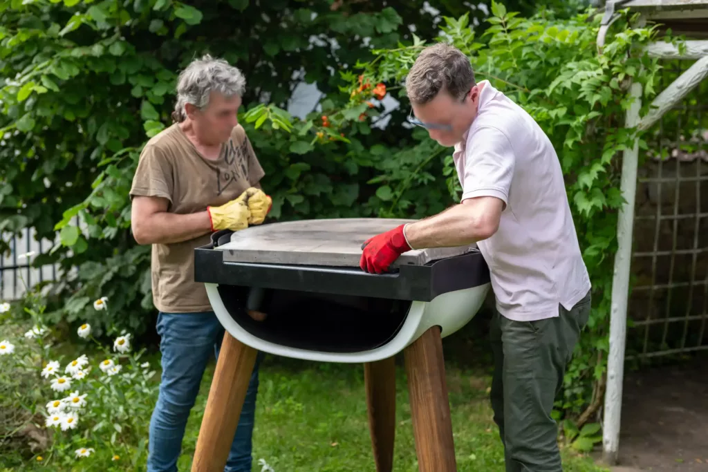 montage d'un four à bois dans un espace extérieur