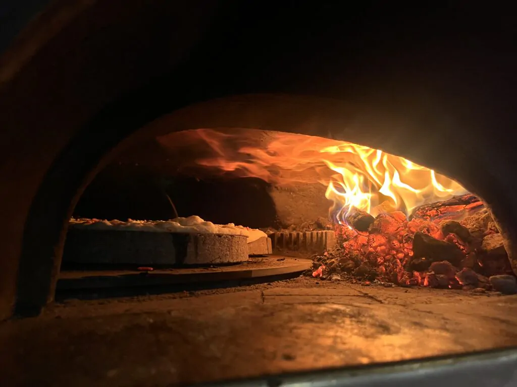 intérieur four à bois rotatif et plateaux tournants flamme